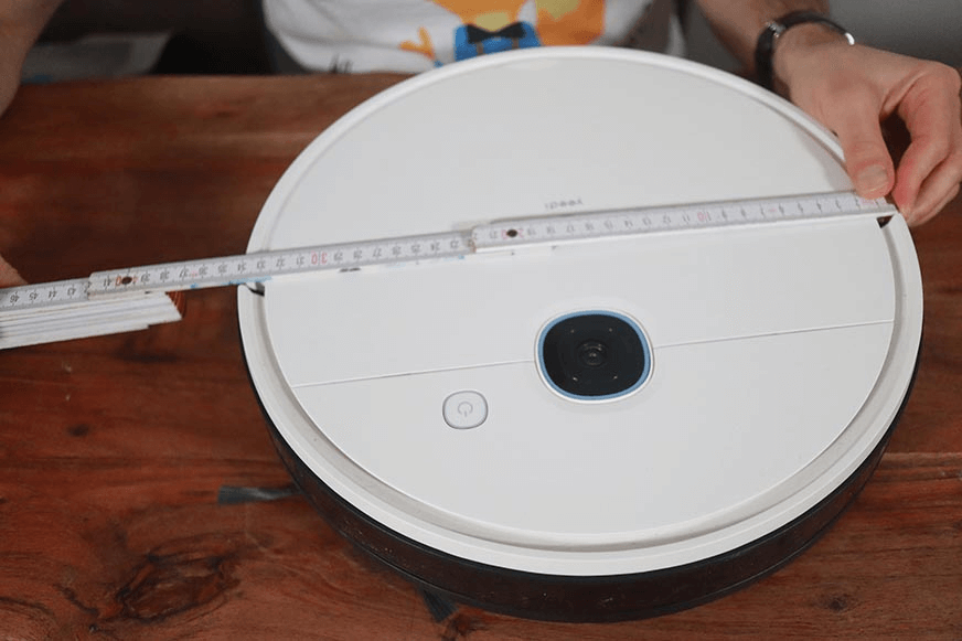 Der Yeedi Vac Hybrid wird mit einem Lineal ausgemessen